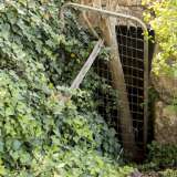 Troviamo poi abbandonato a se stesso uno dei tanti ipogei presenti in questa zona, denominato �della via Minuncia�. L�ingresso, invaso da foglie di edera, � sbarrato da una rete di un letto incastrata tra i rami di un albero...